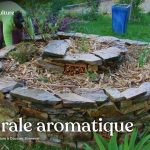 La spirale aromatique en permaculture est un genre de butte s’inspirant d’un modèle naturel très efficace pour créer, sur un espace restreint, plusieurs microclimats différents permettant l’installation de plantes aromatiques et médicinales très variées.