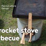 La technique du rocket stove est ici adaptée pour faire un barbecue ou un réchaud de plein air très efficace.