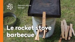 La technique du rocket stove est ici adaptée pour faire un barbecue ou un réchaud de plein air très efficace.