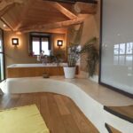 Salle de bain avec enduit tadelakt sur banc chauffant