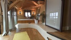 Salle de bain avec enduit tadelakt sur banc chauffant