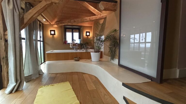 Salle de bain avec enduit tadelakt sur banc chauffant