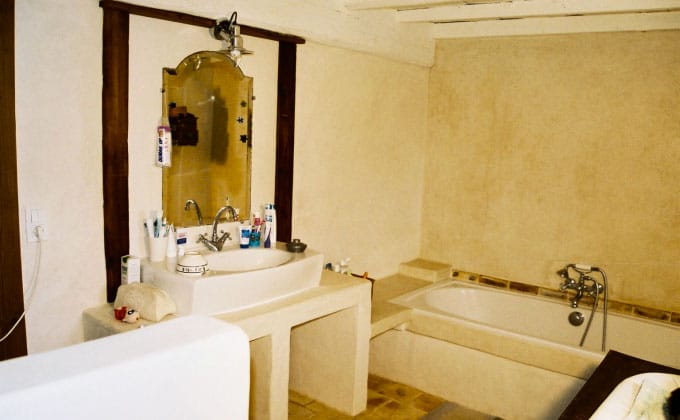 Salle de bain partiellement enduite au tadelakt.
