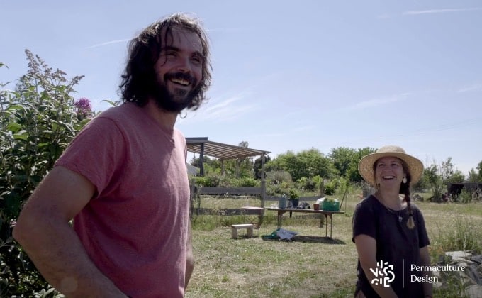 Les deux propriétaires de la micro-ferme en permaculture tout sourire.