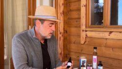 Un paysan herboriste, producteur et permaculteur montre différentes formes d’utilisations des plantes médicinales.