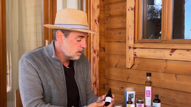 Un paysan herboriste, producteur et permaculteur montre différentes formes d’utilisations des plantes médicinales.