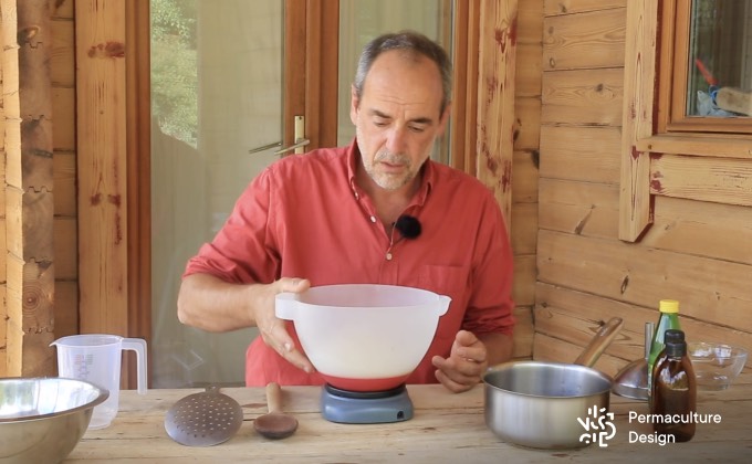 Préparation d’un remède à base de plantes médicinales, un sirop, avec du matériel de cuisine très commun.