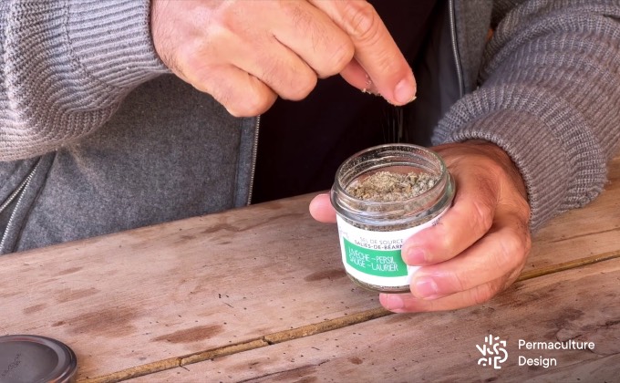 Sel de table mélangé à des plantes médicinales séchées et broyées.