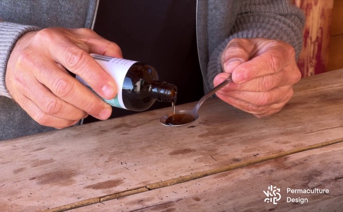 Sirop fait maison à base d’infusion à l’eau de plantes médicinales.