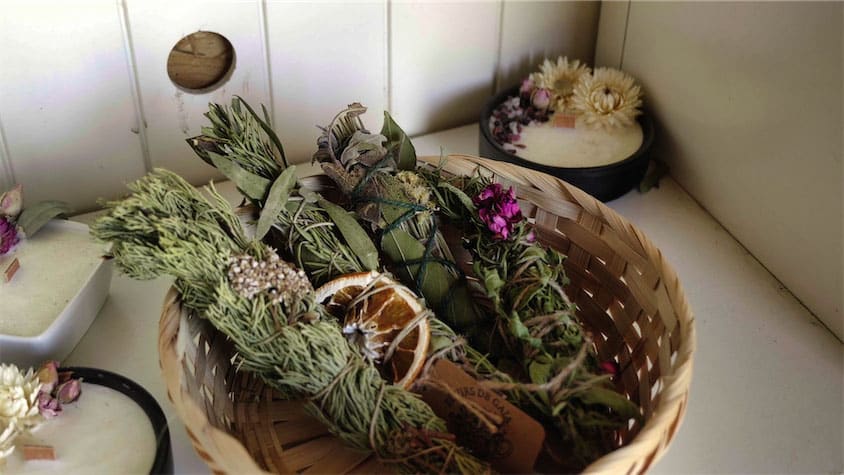 Bâtons de fumigation à base de sauge et autres plantes aromatiques et médicinales séchées.