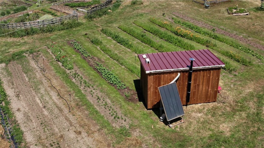 Séchoir solaire autoconstruit dans le cadre d’une installation en plantes aromatiques et médicinales.