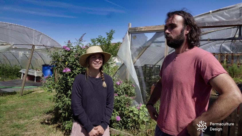 Sophie et Yoann sur leur micro-ferme en permaculture en Gironde.