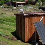 Séchoir solaire low-tech sur une micro-ferme en permaculture.