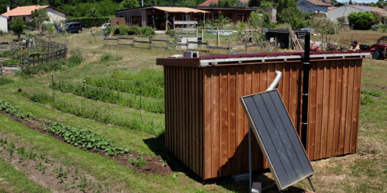 Séchoir solaire low-tech sur une micro-ferme en permaculture.