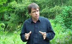 Martin Crawford dans sa forêt jardin dans le Devon au Royaume-Uni.
