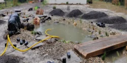 Mare naturelle en cours de création par l'équipe Permaculture Design