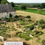 Maison rénovée dans le Cantal avec un jardin en permaculture.