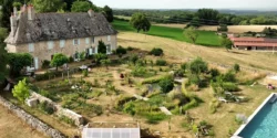 Maison rénovée dans le Cantal avec un jardin en permaculture.