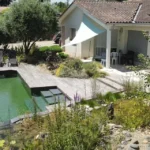 Jardin en permaculture et piscine naturelle.