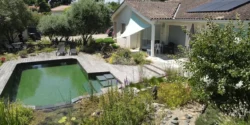Jardin en permaculture et piscine naturelle.