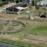 micro-ferme en permaculture en vue aérienne
