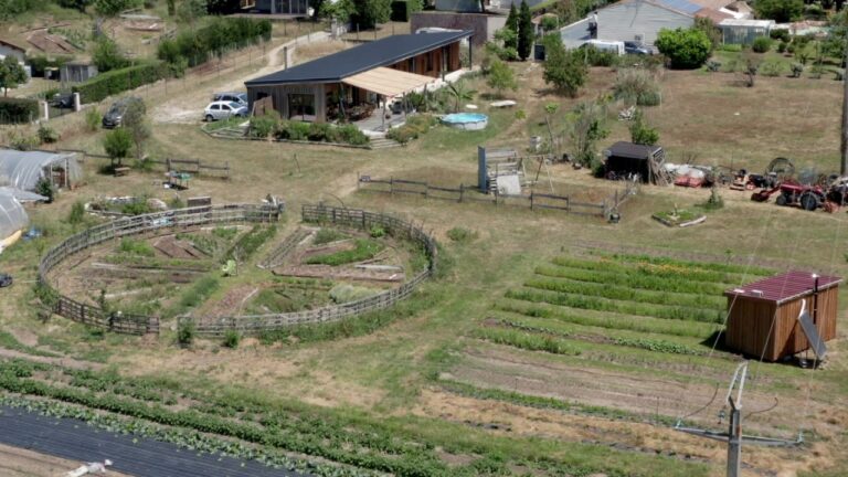 micro-ferme en permaculture en vue aérienne