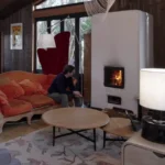 Vue sur feu dans un poêle de masse dans maison bioclimatique.