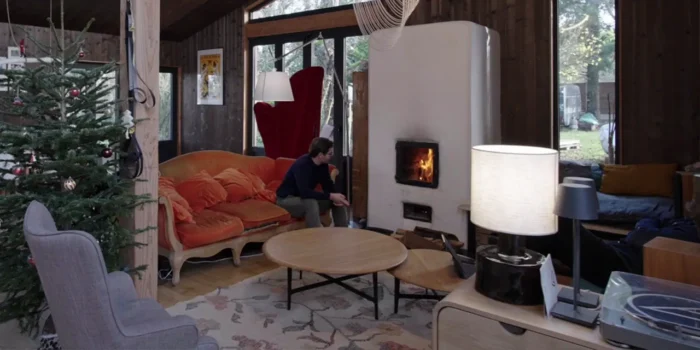 Vue sur feu dans un poêle de masse dans maison bioclimatique.