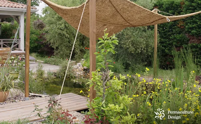 Toile d'ombrage sur piscine naturelle.