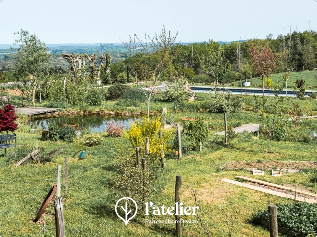 Jardin en permaculture avec une mare, un verger et un potager