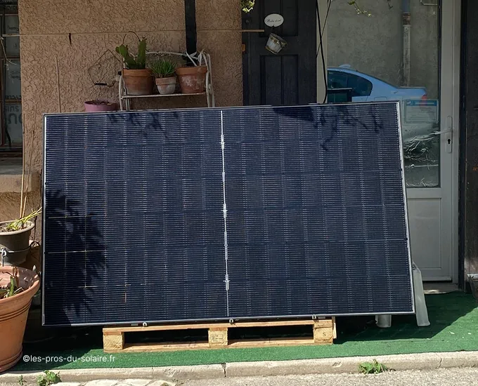 Comparaison entre panneaux solaires au sol et sur toiture
