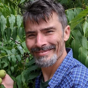 Franck Nathié, fondateur de La Forêt Nourricière, chercheur et designer en jardins-forêts